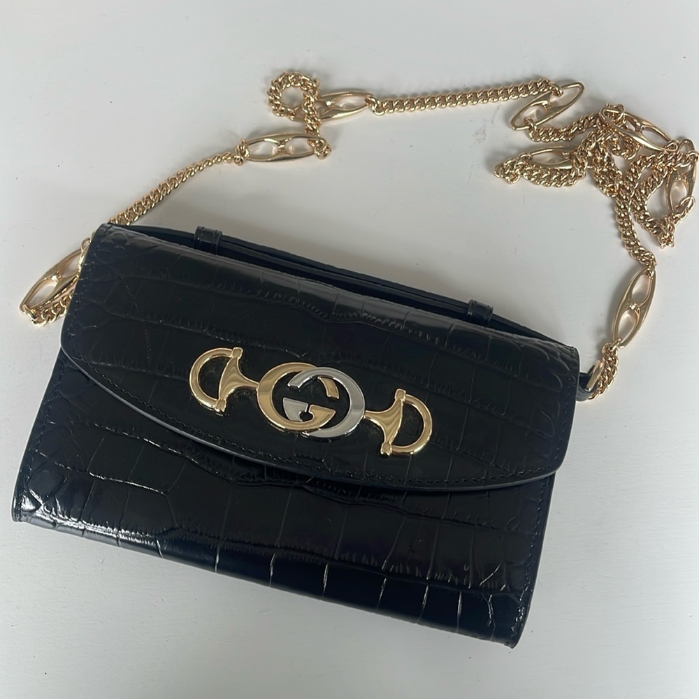 Small Gucci purse with adjustable handle and chain